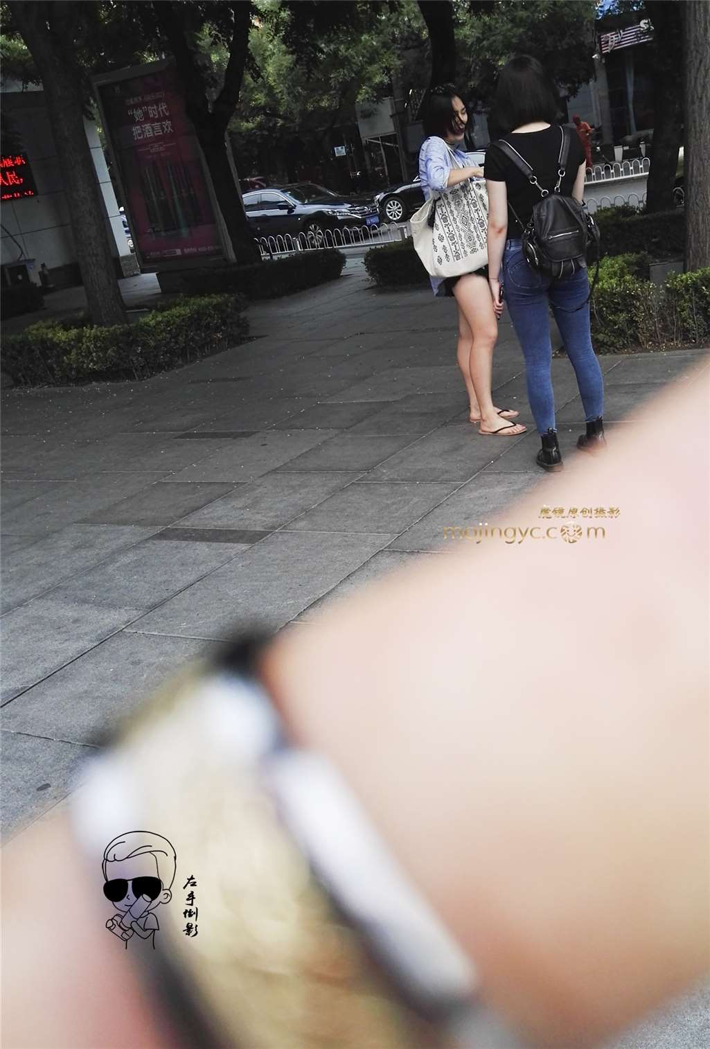 图片[3]-紧绷牛仔凸显魔鬼身材-街拍流行馆