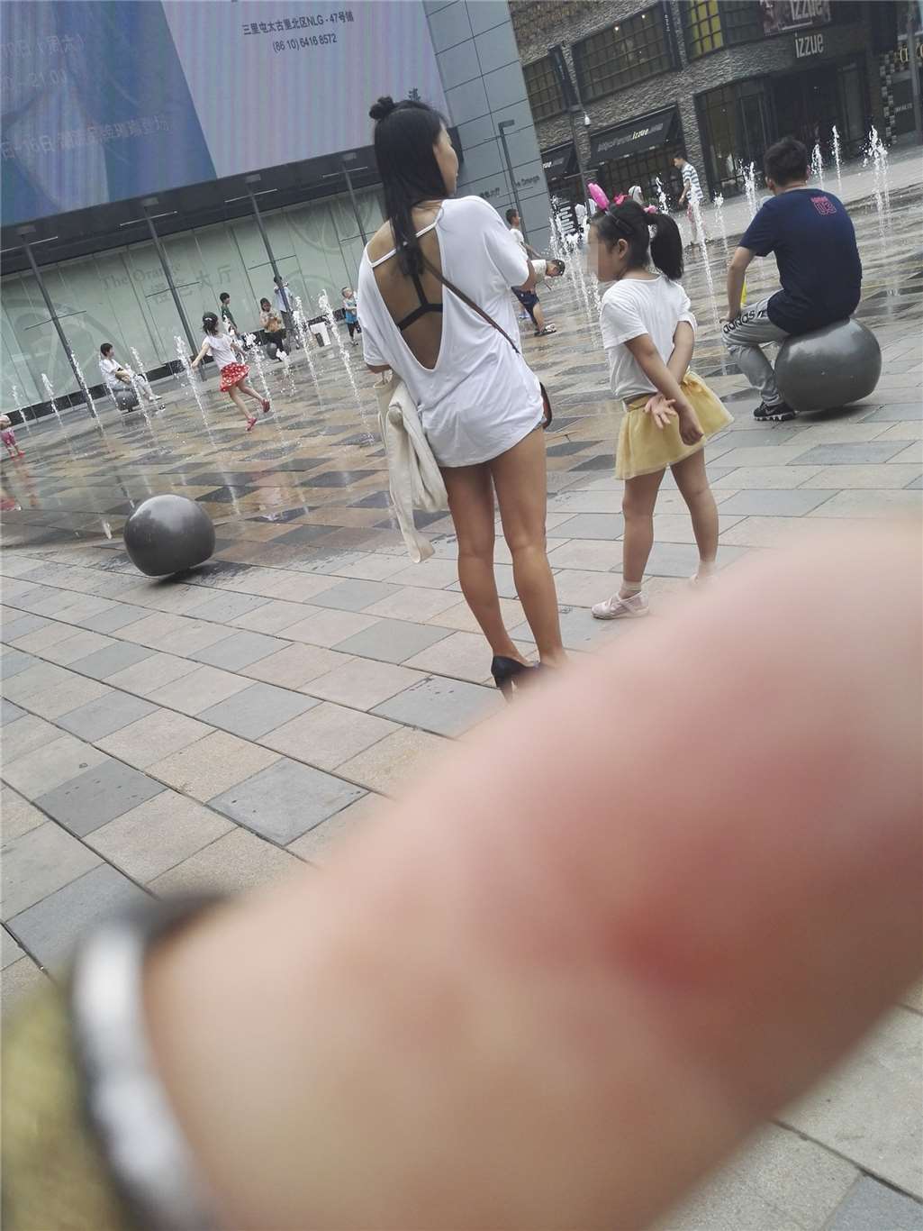 图片[2]-小辣妈的打扮也风骚-街拍流行馆