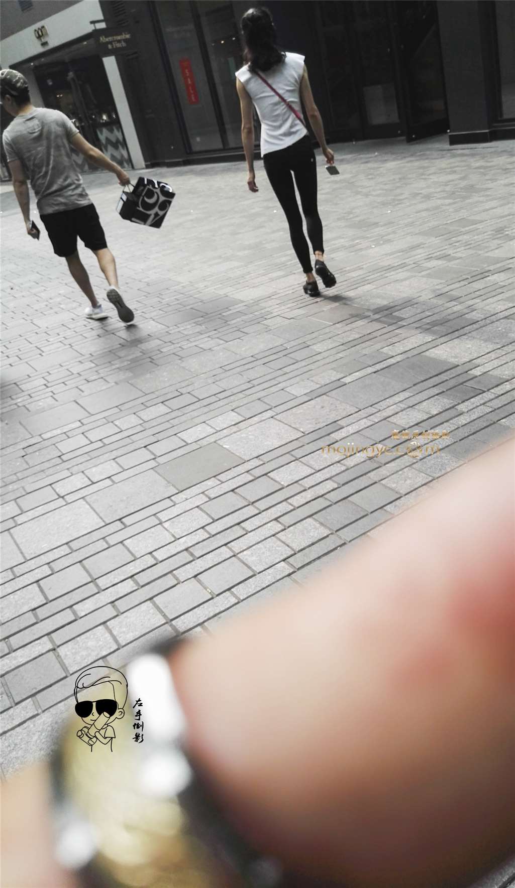 图片[2]-黑紧裤包裹出性感美臀-街拍流行馆
