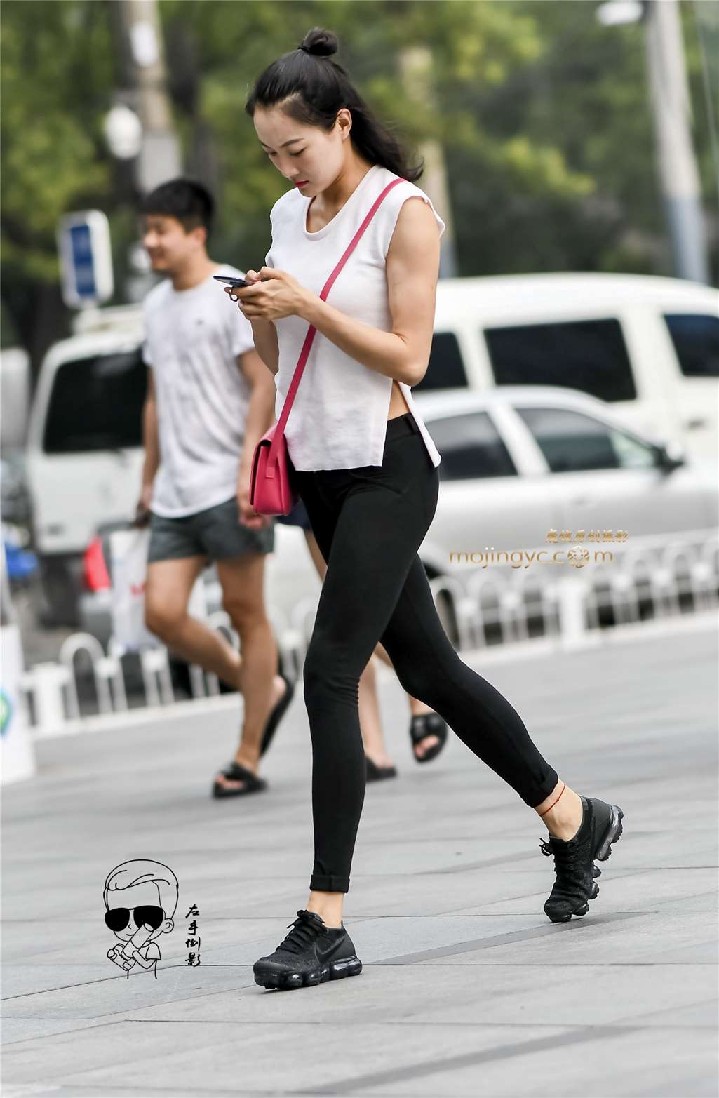 图片[4]-黑紧裤包裹出性感美臀-街拍流行馆