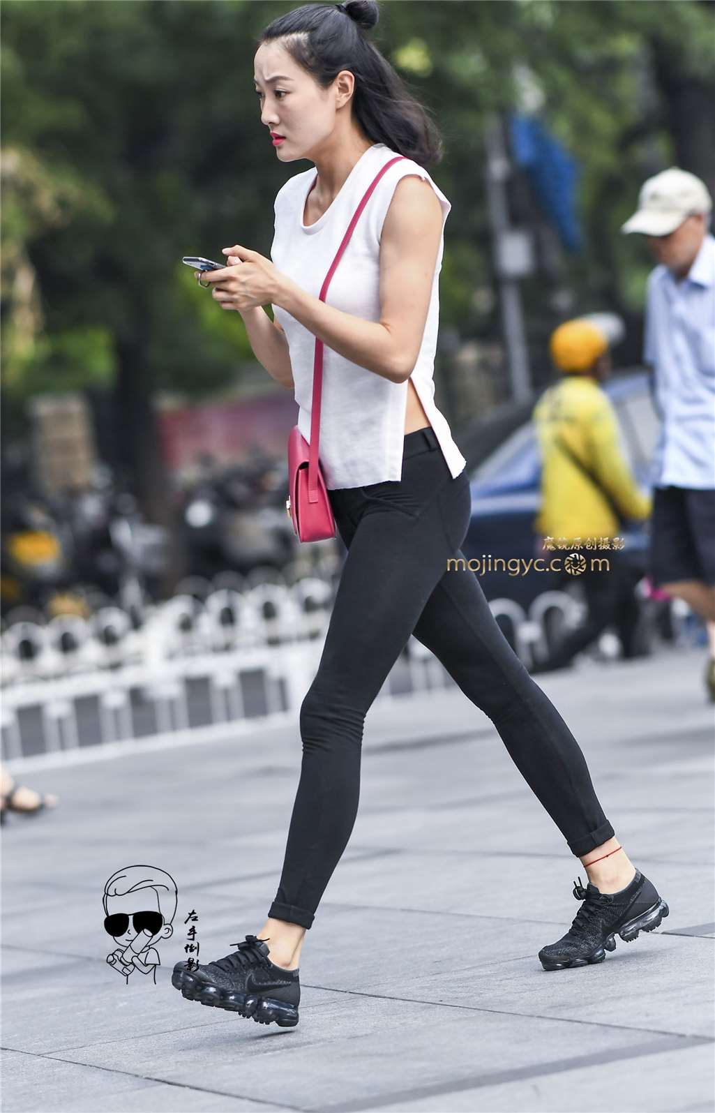 图片[5]-黑紧裤包裹出性感美臀-街拍流行馆