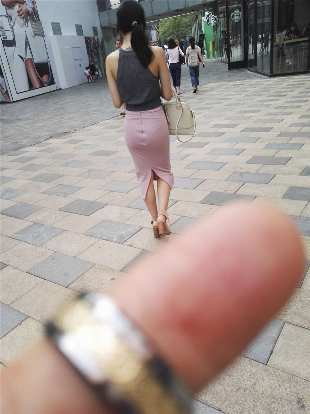 图片[2]-紧抱裙凸显m线美臀吸晴-街拍流行馆