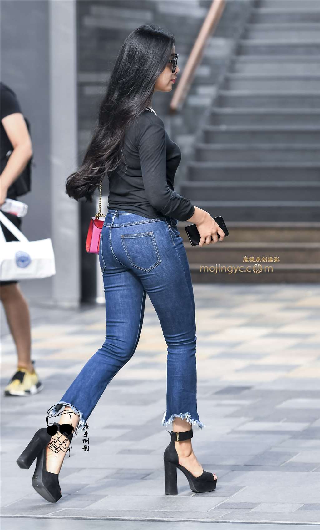 图片[1]-美女这身材太魔鬼性感了-街拍流行馆