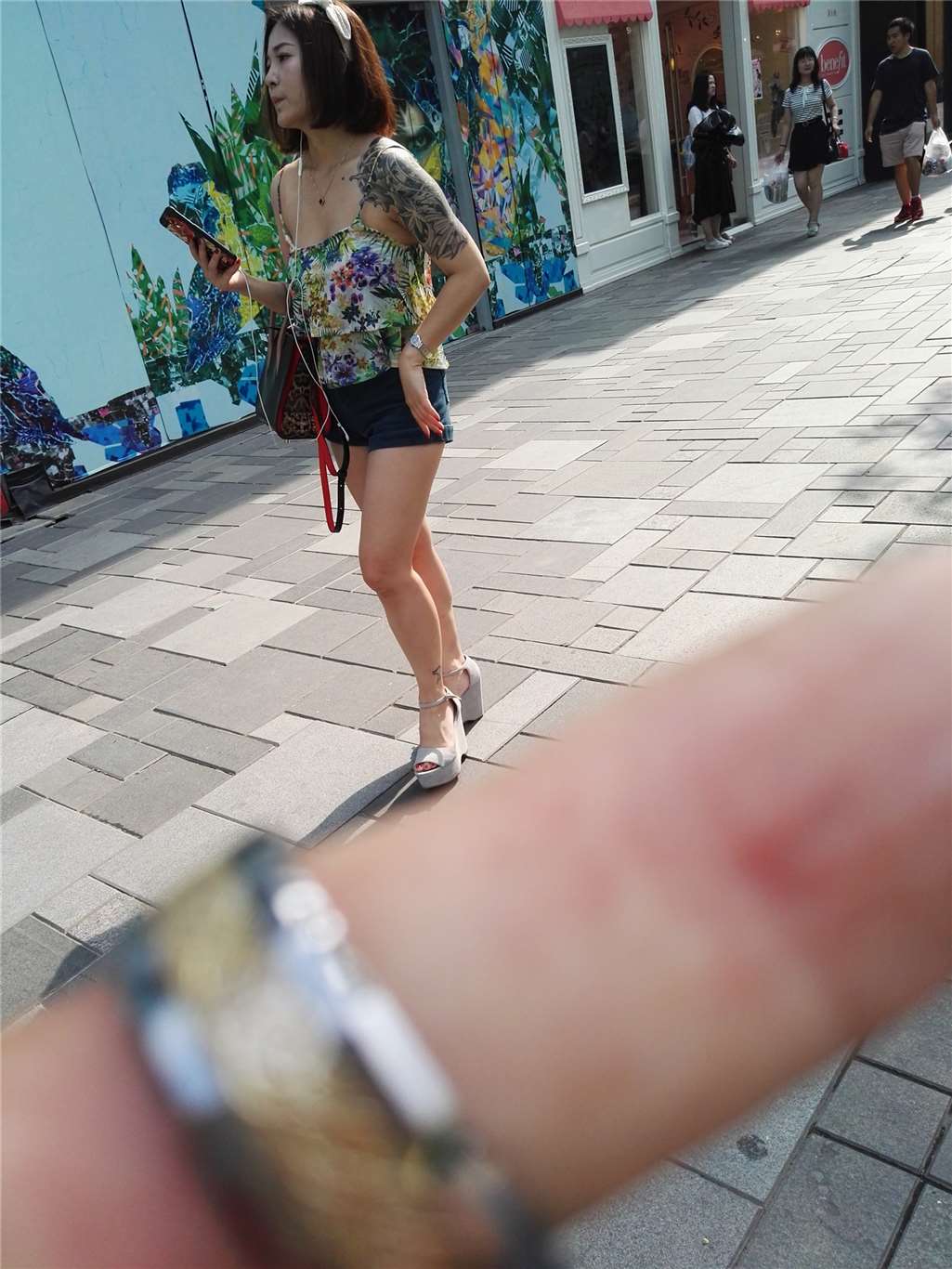 图片[2]-纹身热裤美女-街拍流行馆