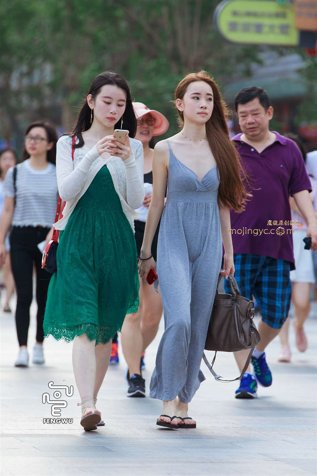 图片[1]-贴身吊带长裙，拖鞋-街拍流行馆