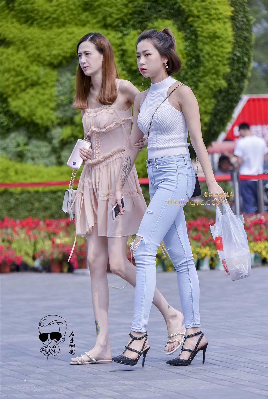 图片[1]-紧衫紧裤包裹凹凸有致性感好身材-街拍流行馆