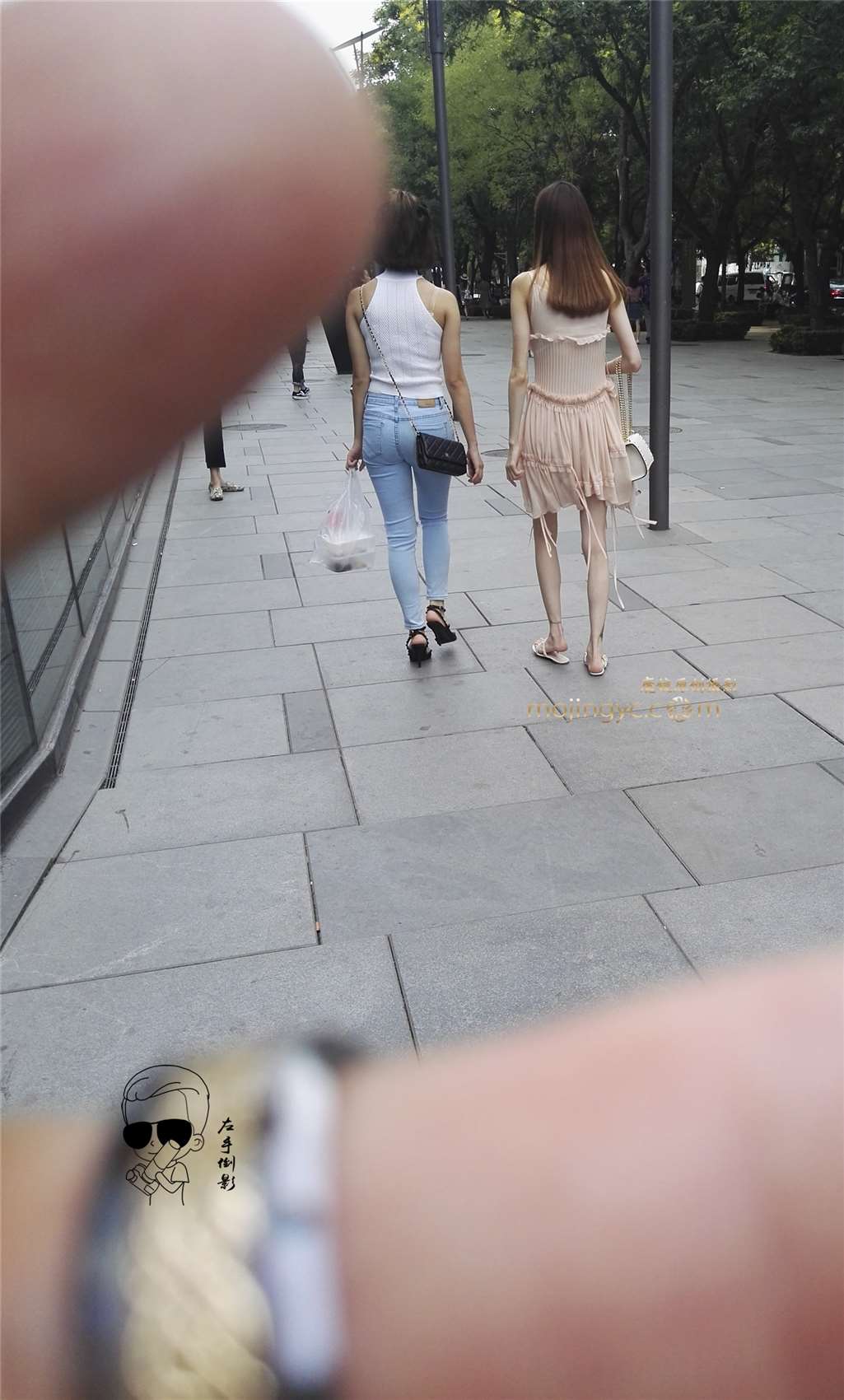 图片[2]-紧衫紧裤包裹凹凸有致性感好身材-街拍流行馆
