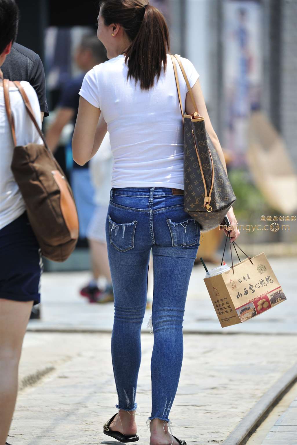 图片[1]-2017-07-12紧身牛仔少妇-街拍流行馆