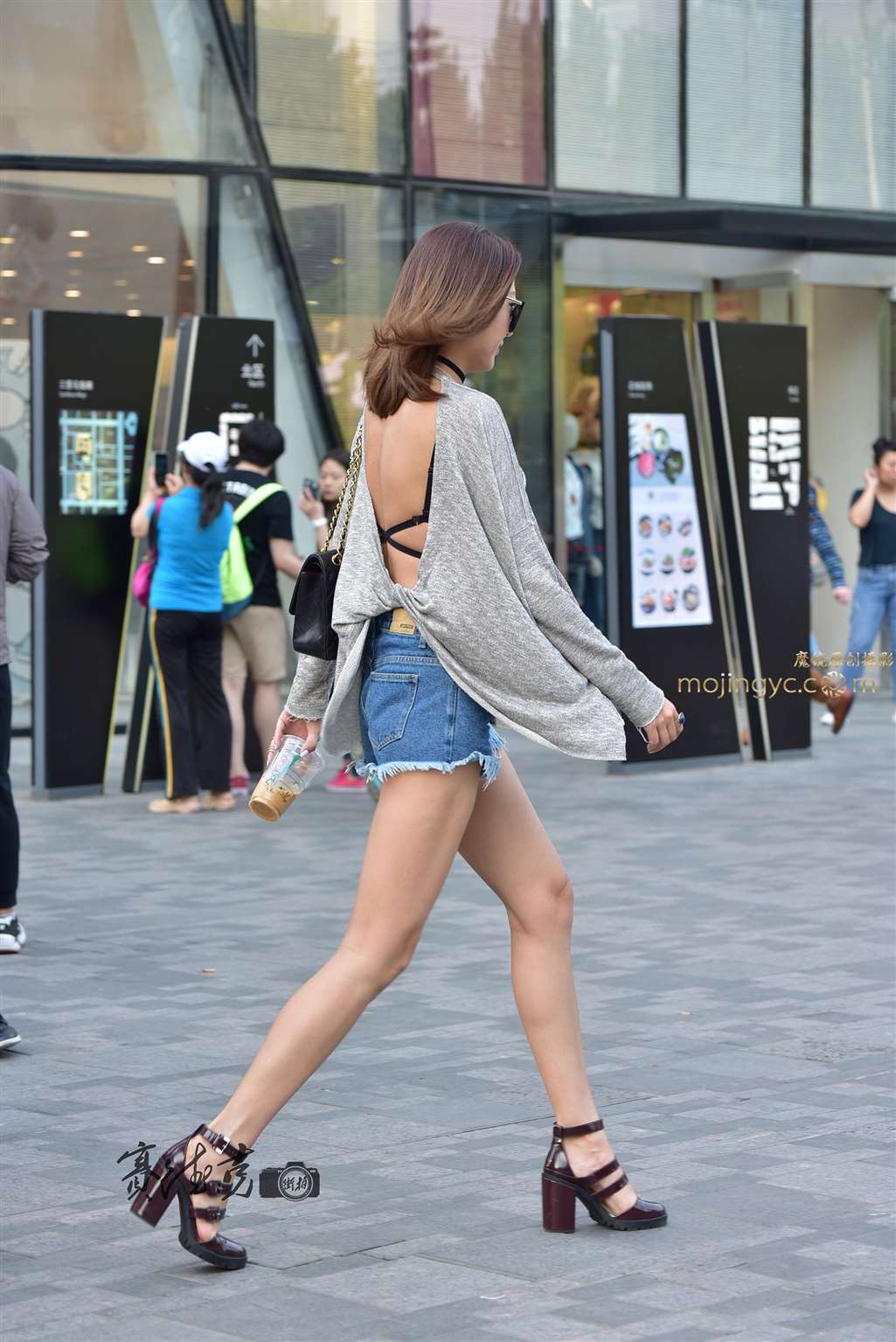 图片[1]-长腿热裤露背女郎-街拍流行馆