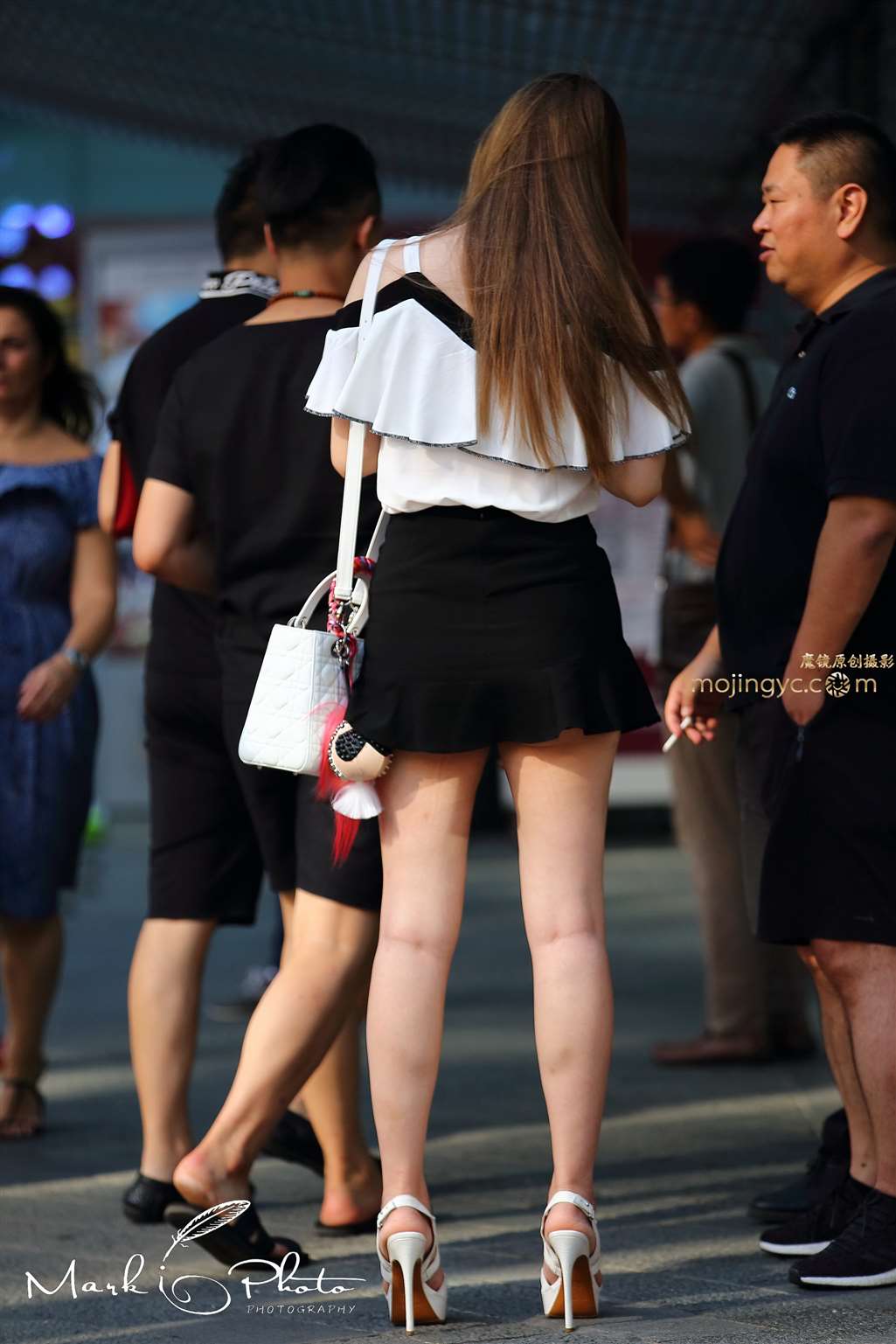 图片[2]-聊天的短裙长腿美女-街拍流行馆