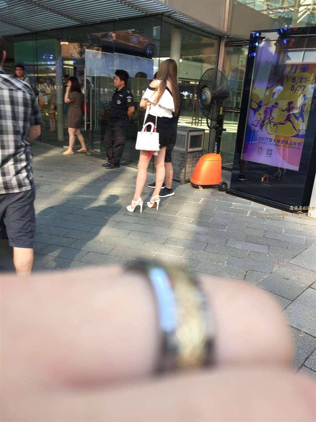 图片[3]-聊天的短裙长腿美女-街拍流行馆
