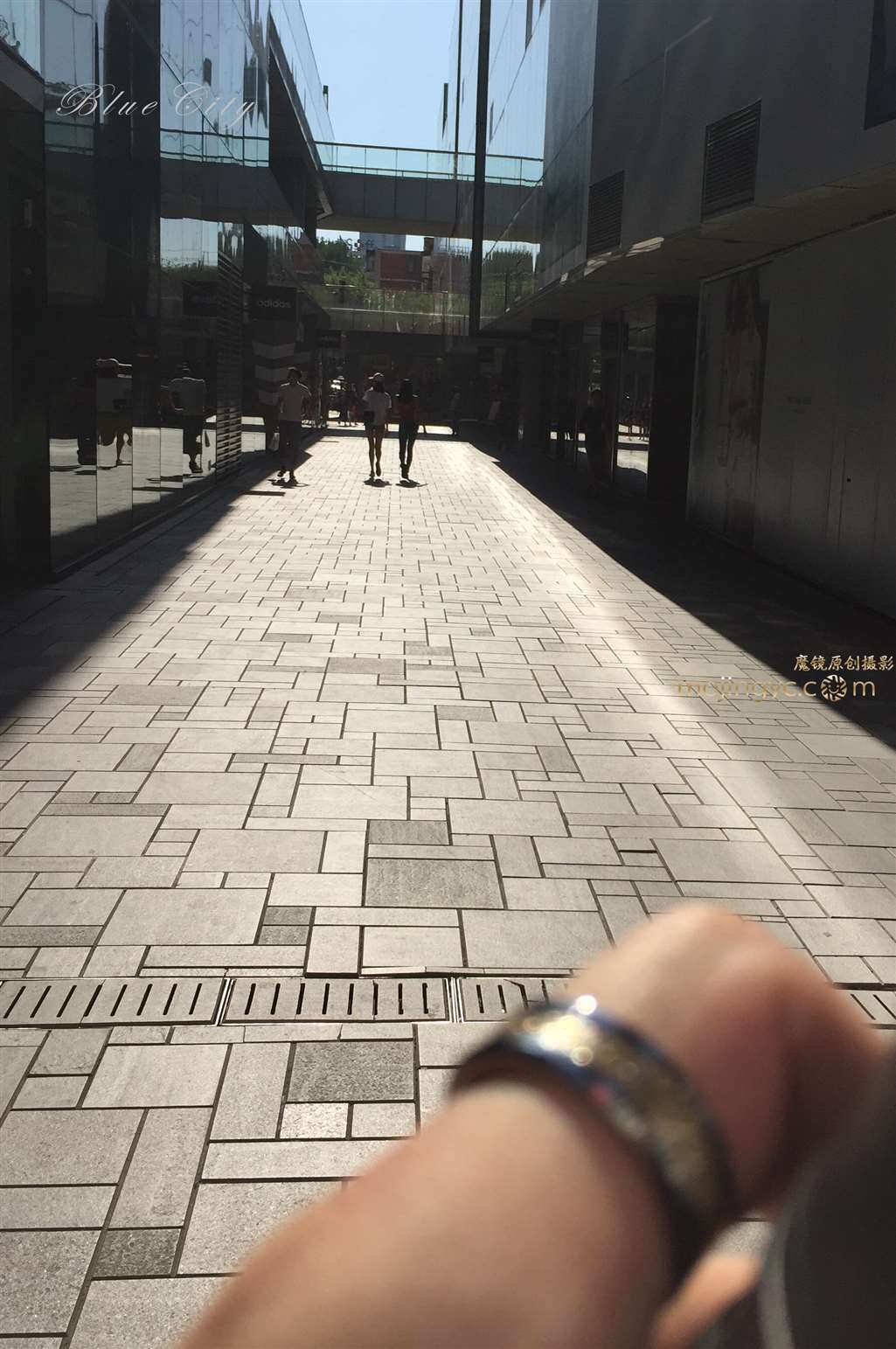 图片[3]-紧身牛仔大模-街拍流行馆