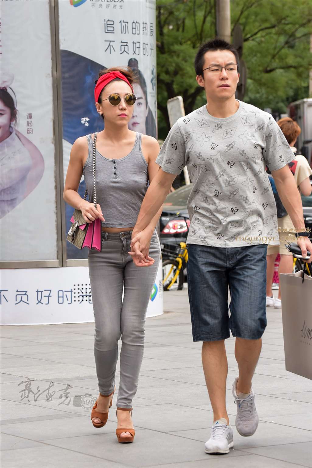 图片[2]-7.23 真空背心牛仔少妇-街拍流行馆