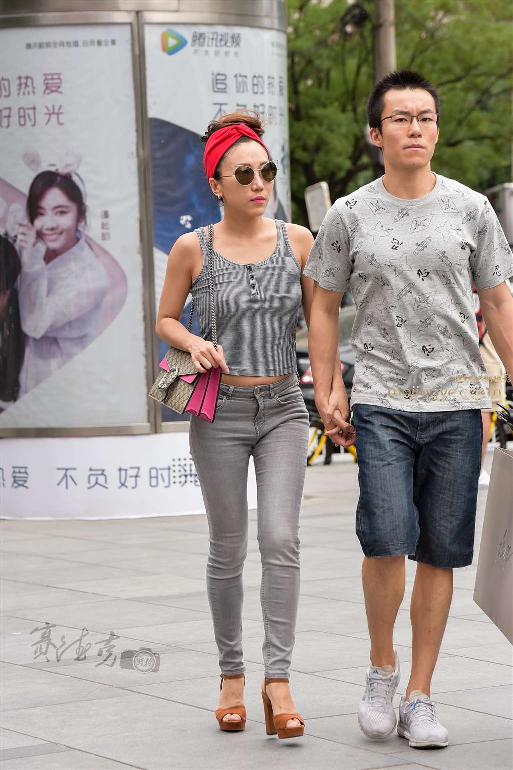 图片[1]-7.23 真空背心牛仔少妇-街拍流行馆