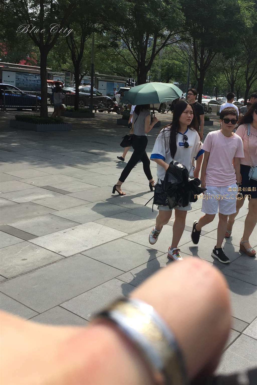 图片[2]-紧身牛仔 曲线诱人-街拍流行馆