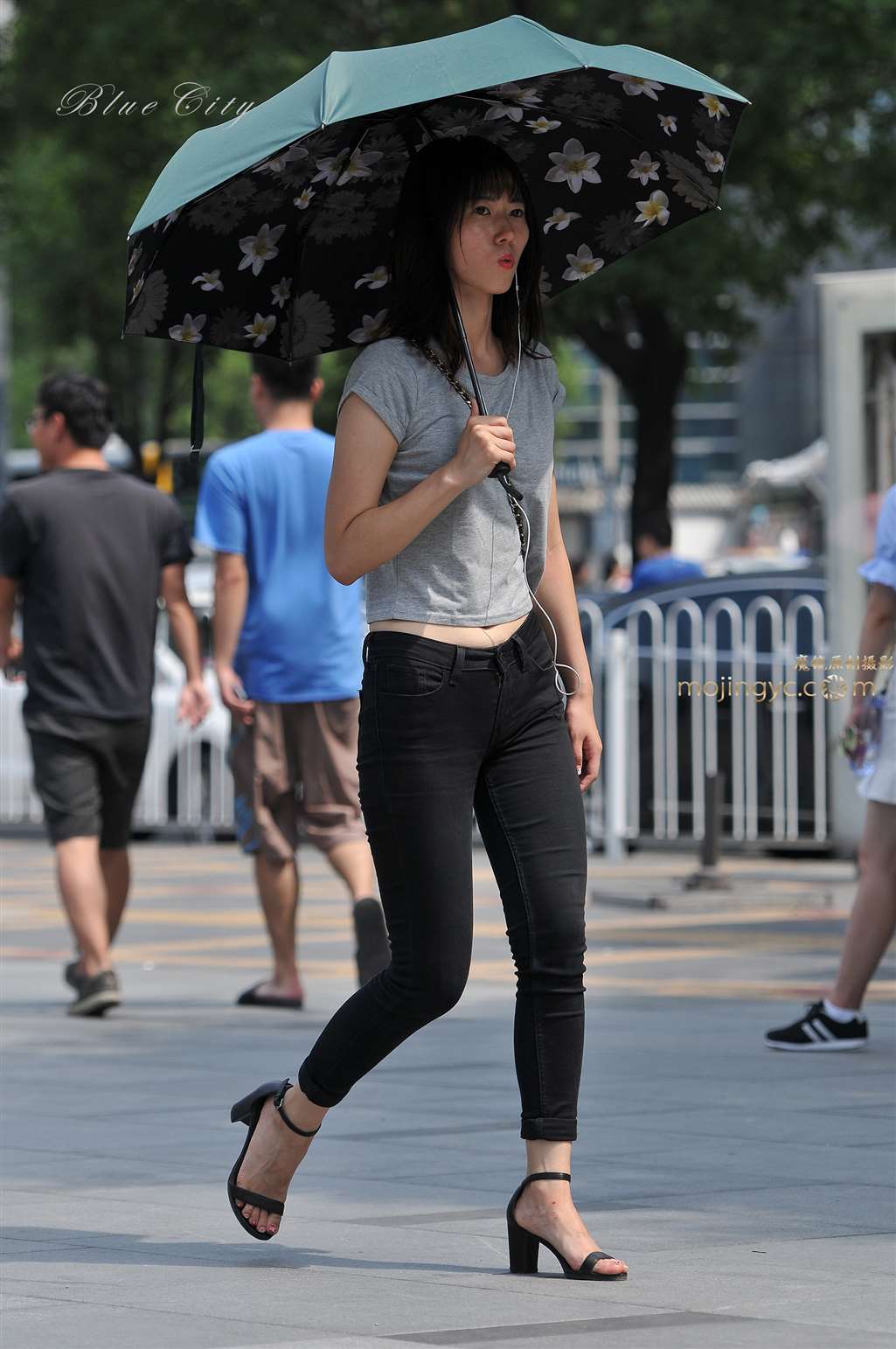图片[3]-紧身牛仔 曲线诱人-街拍流行馆