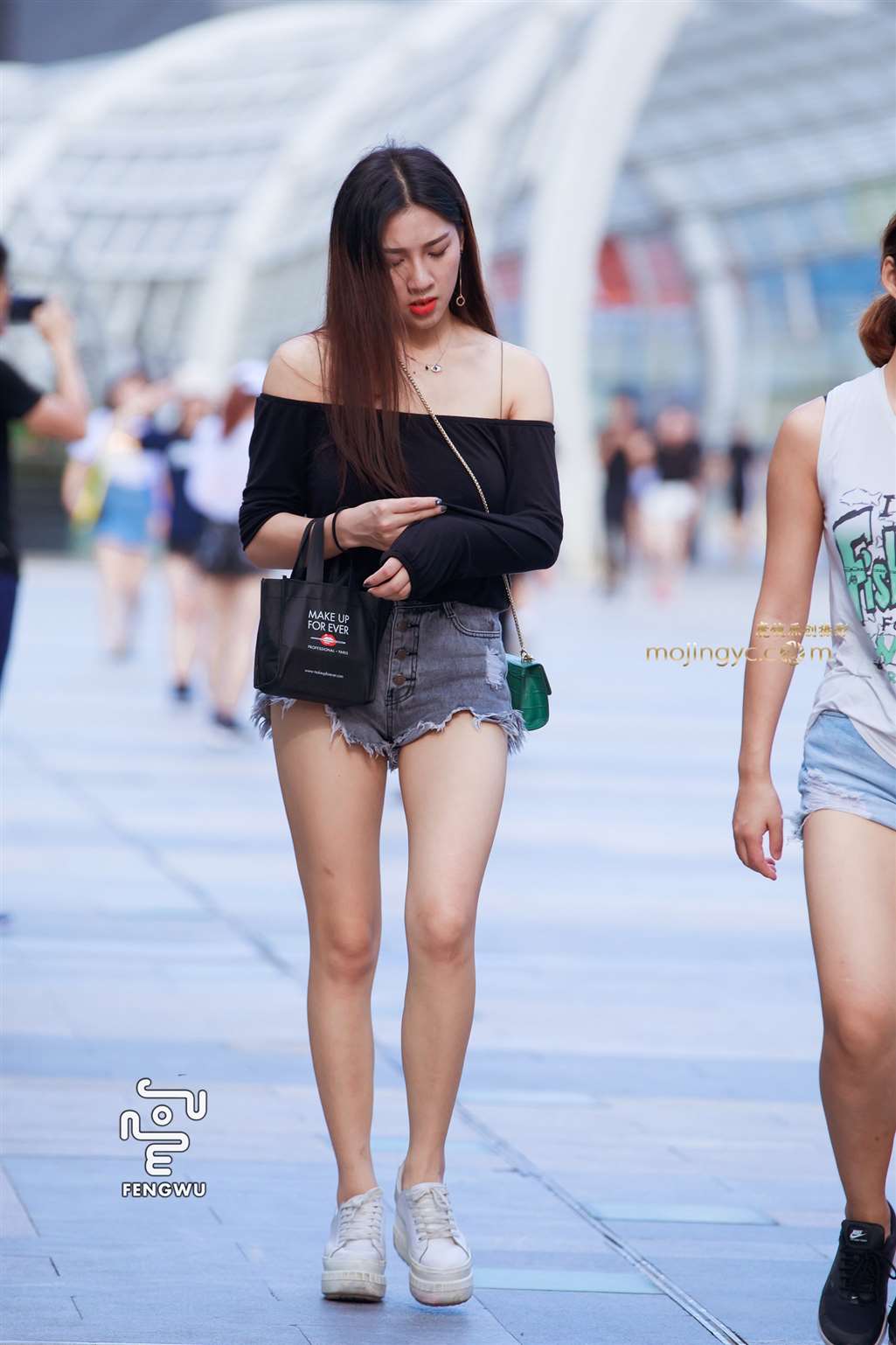 图片[1]-热裤，裸腿，运动鞋-街拍流行馆