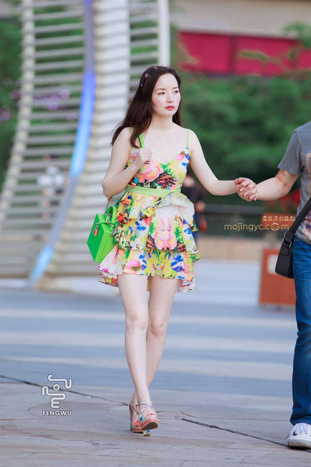 图片[3]-吊带连衣短裙，美腿，凉高-街拍流行馆