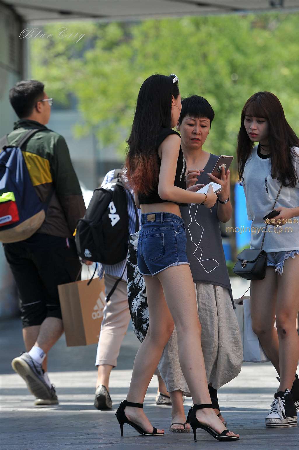 图片[4]-热裤大长腿-街拍流行馆