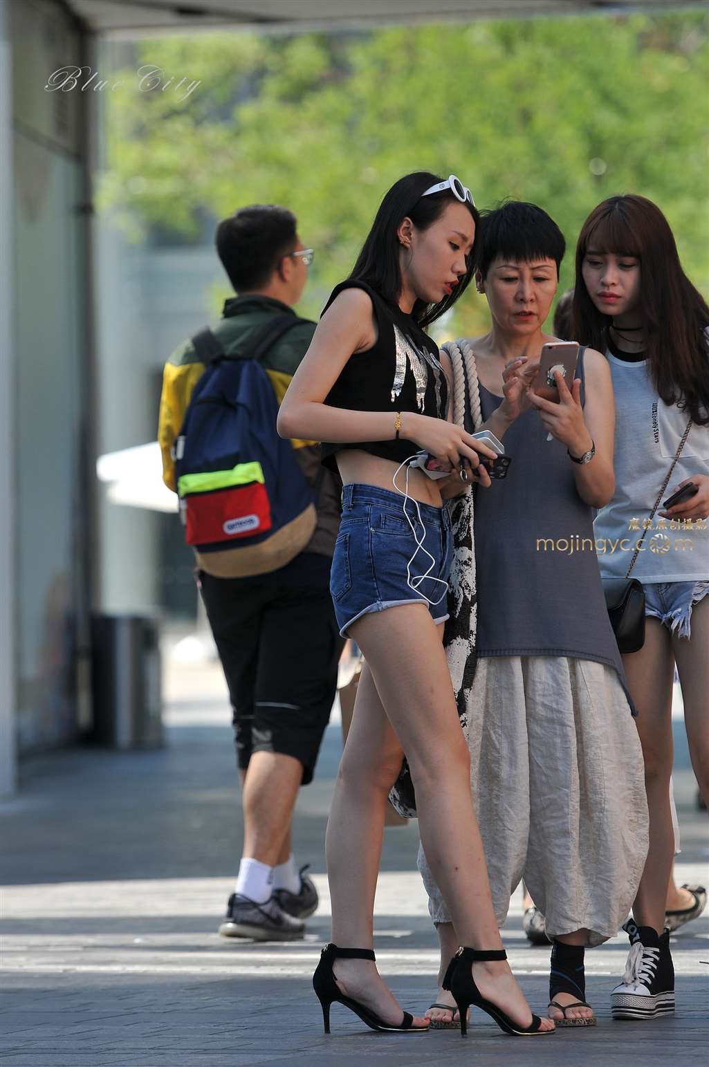 图片[5]-热裤大长腿-街拍流行馆