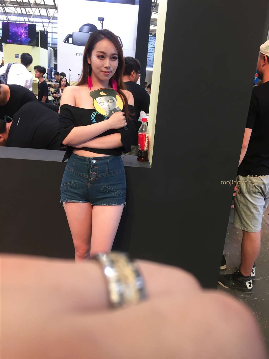 图片[3]-持扇黑衣T恤牛仔热裤-街拍流行馆