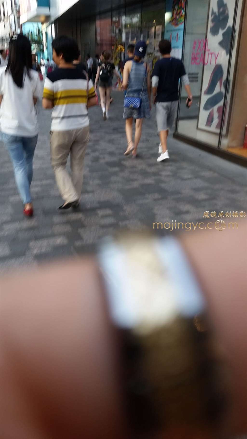 图片[3]-漂亮的蝴蝶纹身 这裤子也太短了吧-街拍流行馆