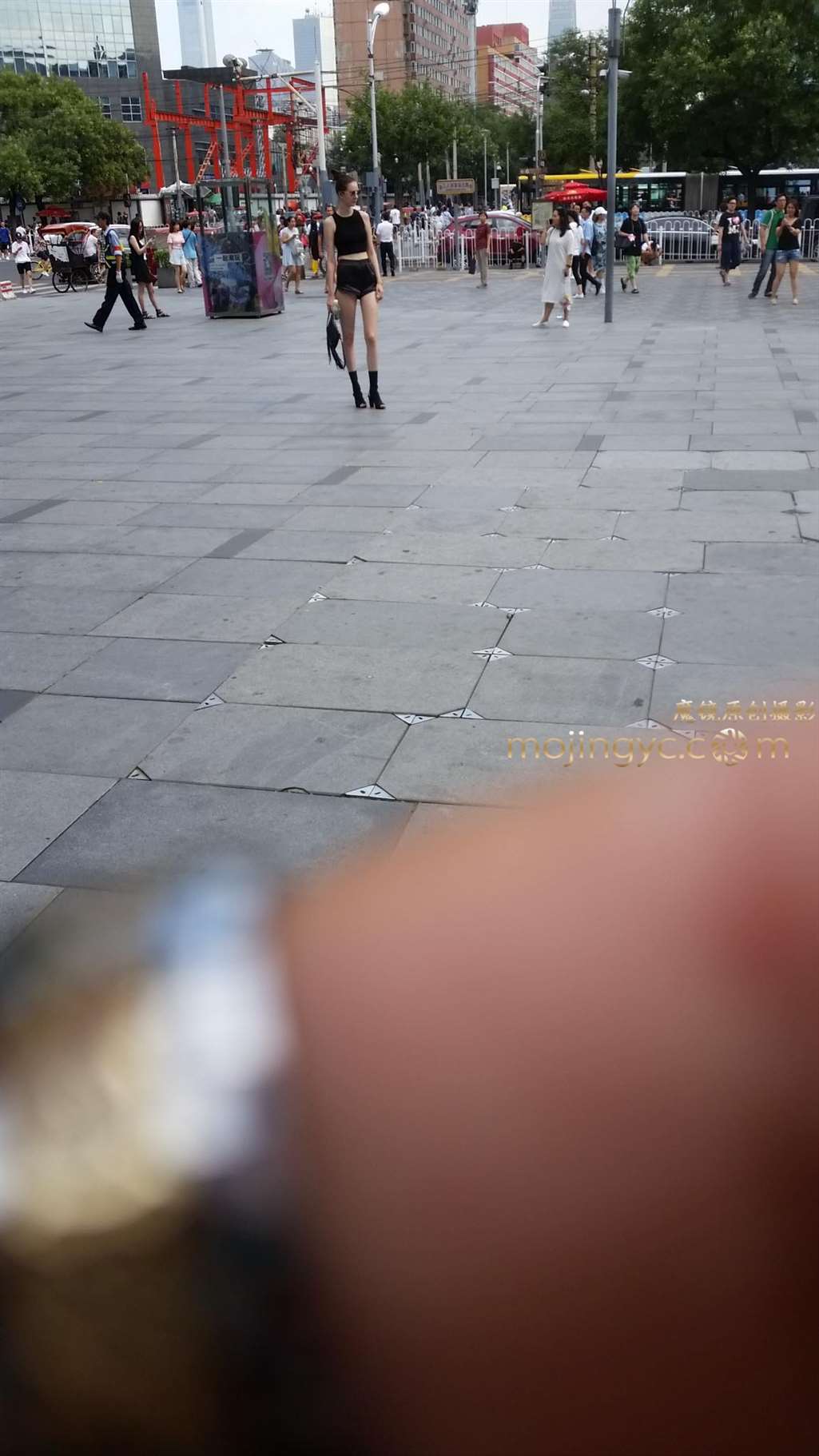 图片[3]-洋妞的超长美腿-街拍流行馆