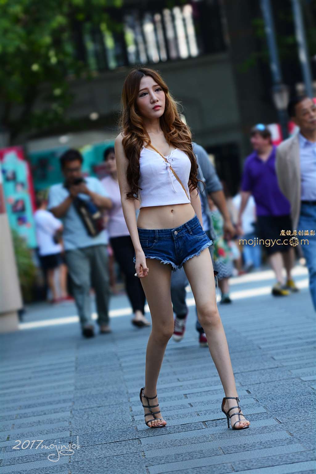 图片[1]-咔喳赛帖 —–这眼睛画得太夸张了-街拍流行馆