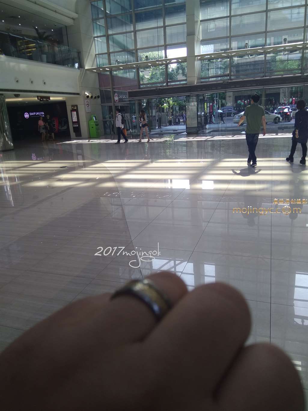 图片[2]-咔喳赛帖 —–这眼睛画得太夸张了-街拍流行馆