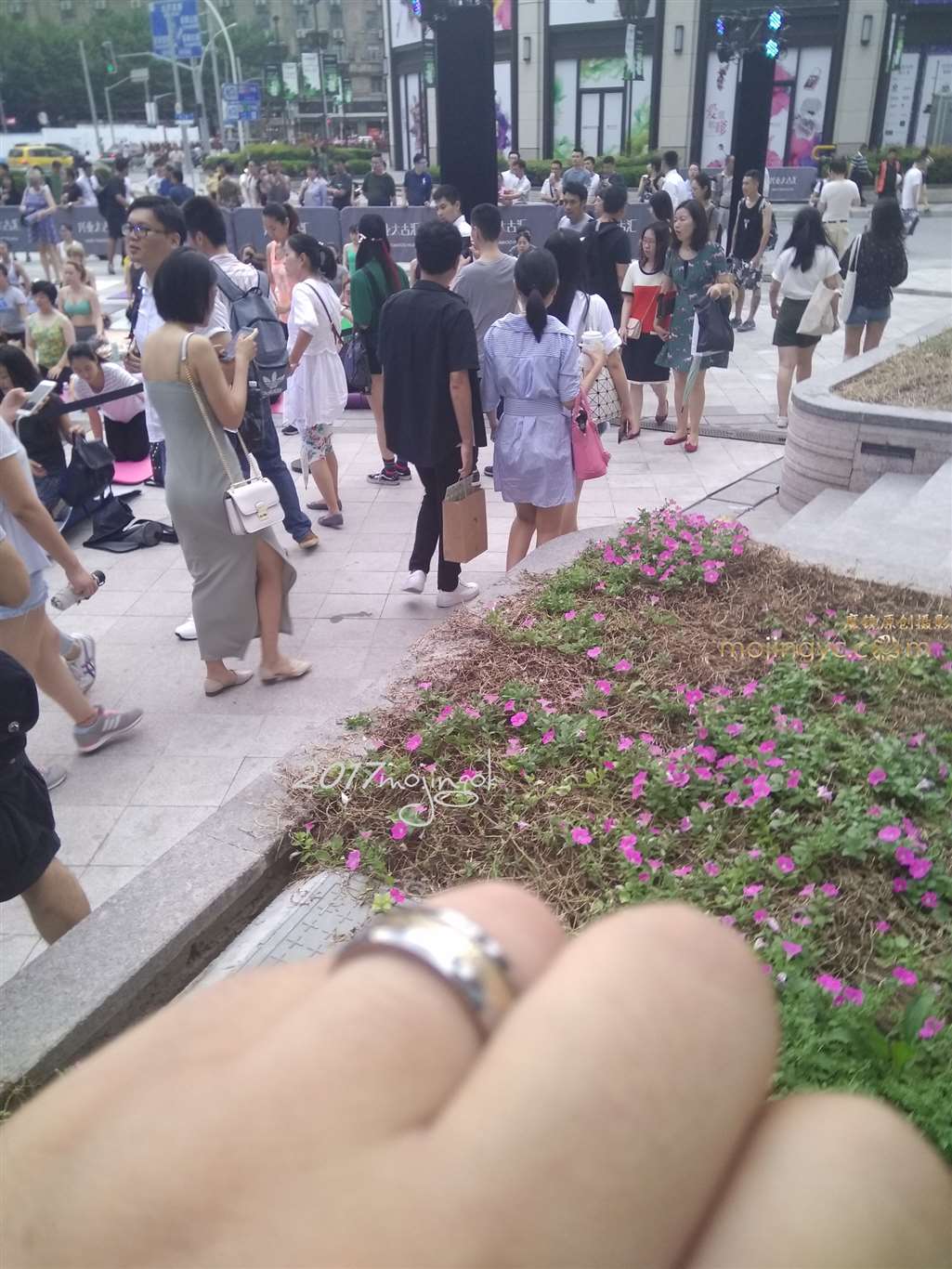 图片[2]-咔喳赛帖 —–裹身长裙中的风情-街拍流行馆