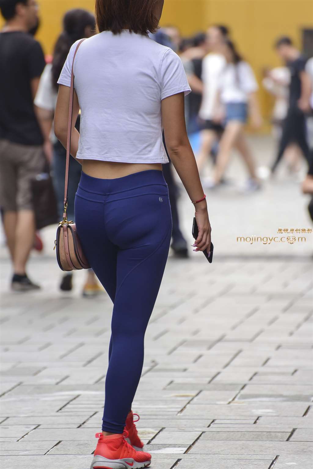 图片[2]-紧身瑜珈裤少妇-街拍流行馆