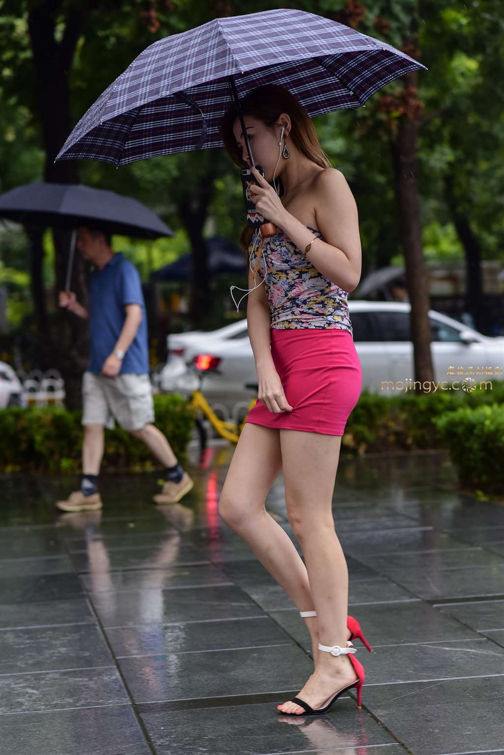 图片[2]-雨中那一抹粉红-街拍流行馆