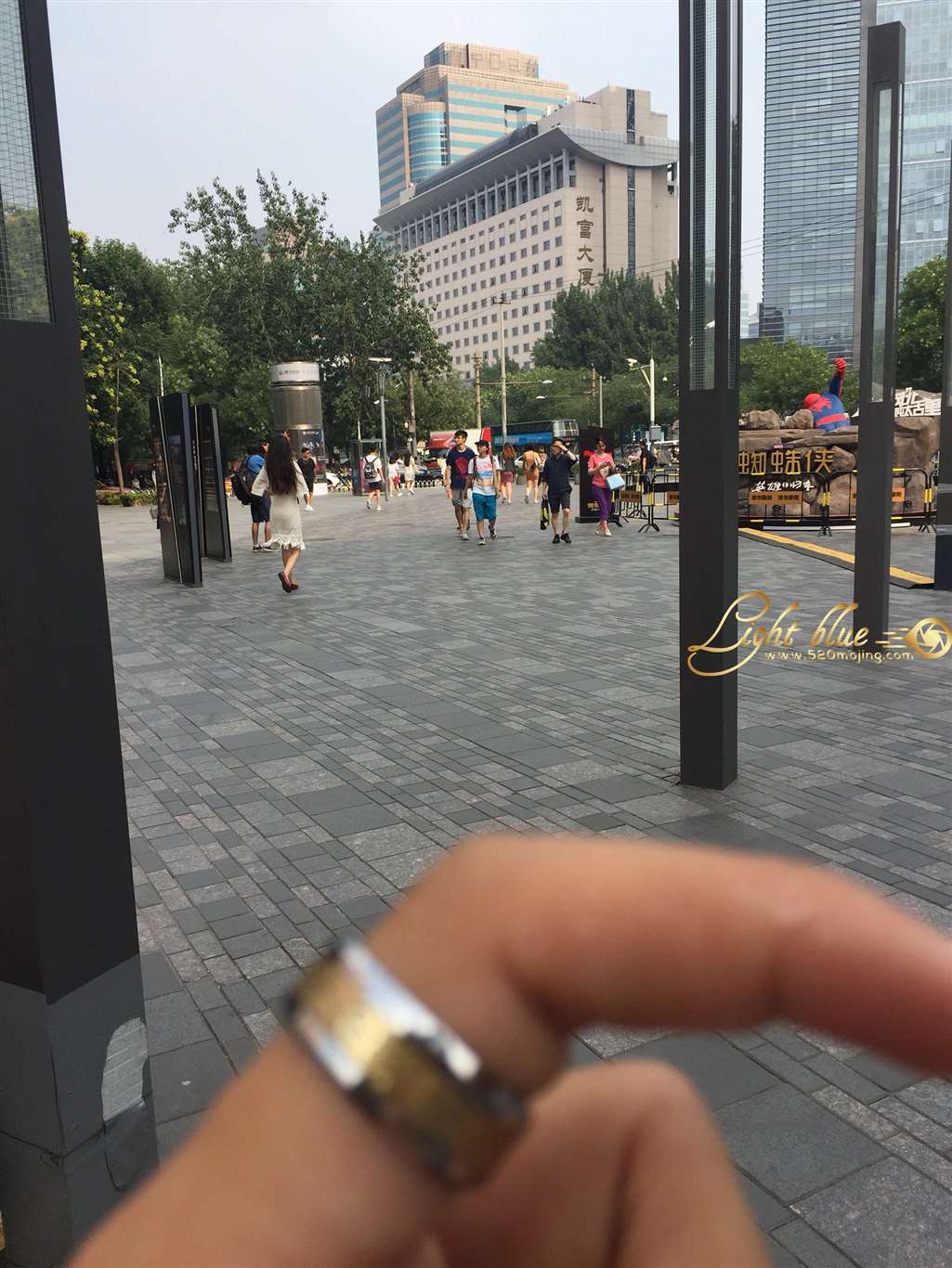 图片[2]-紧身吊带裙勒痕爆现花臂纹身酷女-街拍流行馆