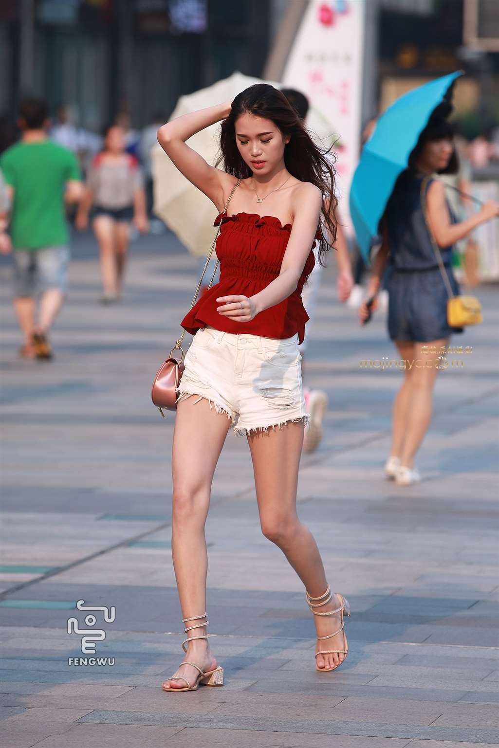 图片[4]-热裤，美腿，罗马凉鞋-街拍流行馆