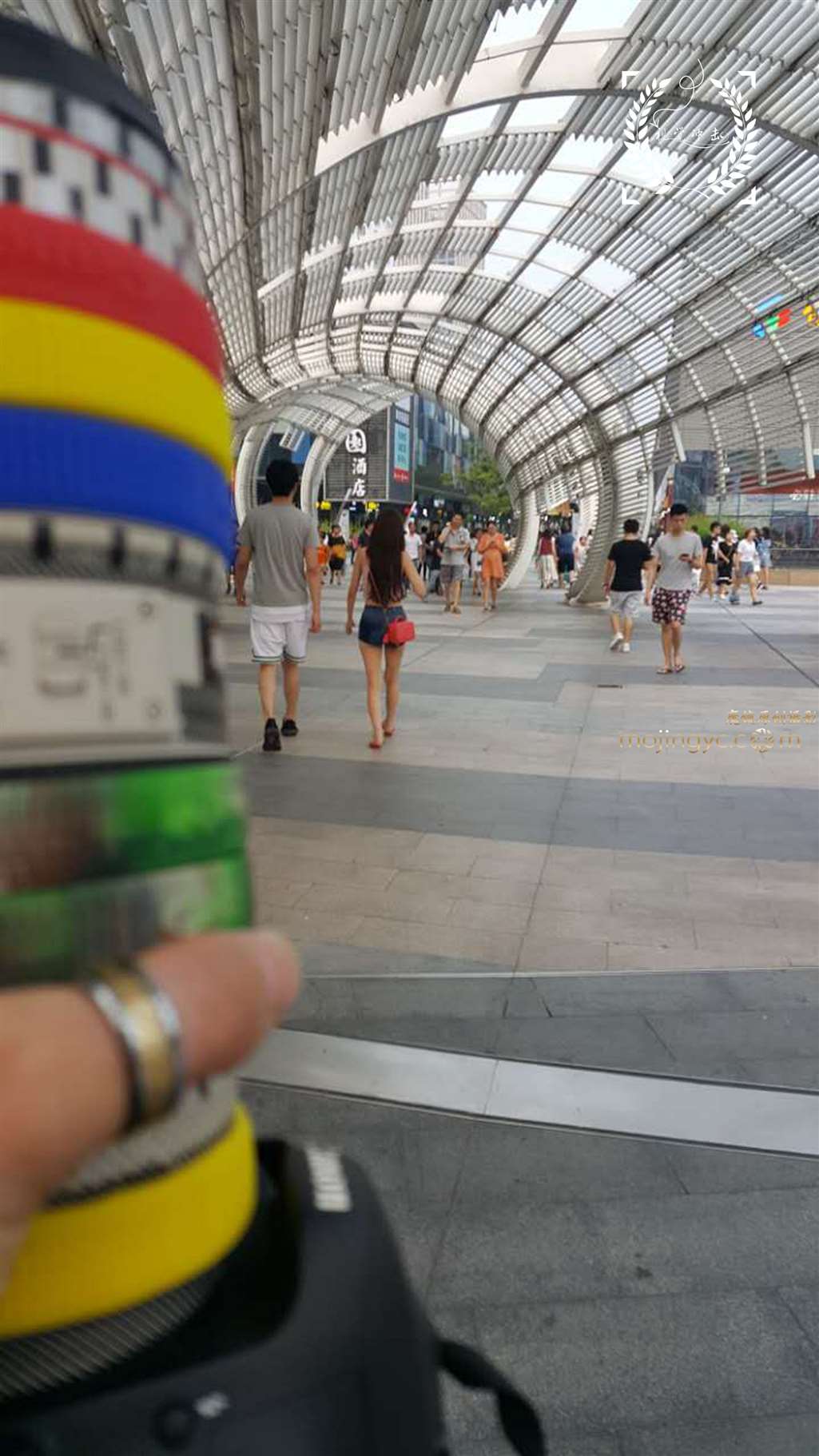 图片[3]-穿着非常有特色的一条勒紧 拉链 热裤 美眉-街拍流行馆