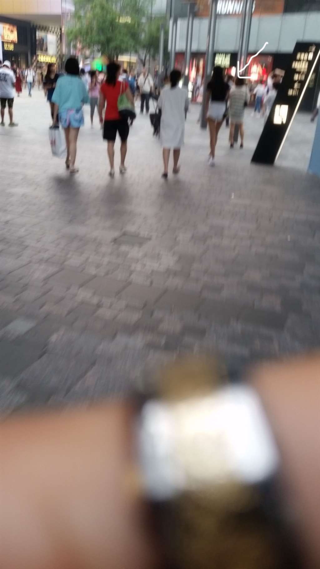 图片[3]-长腿姐姐最爱露臀热裤-街拍流行馆