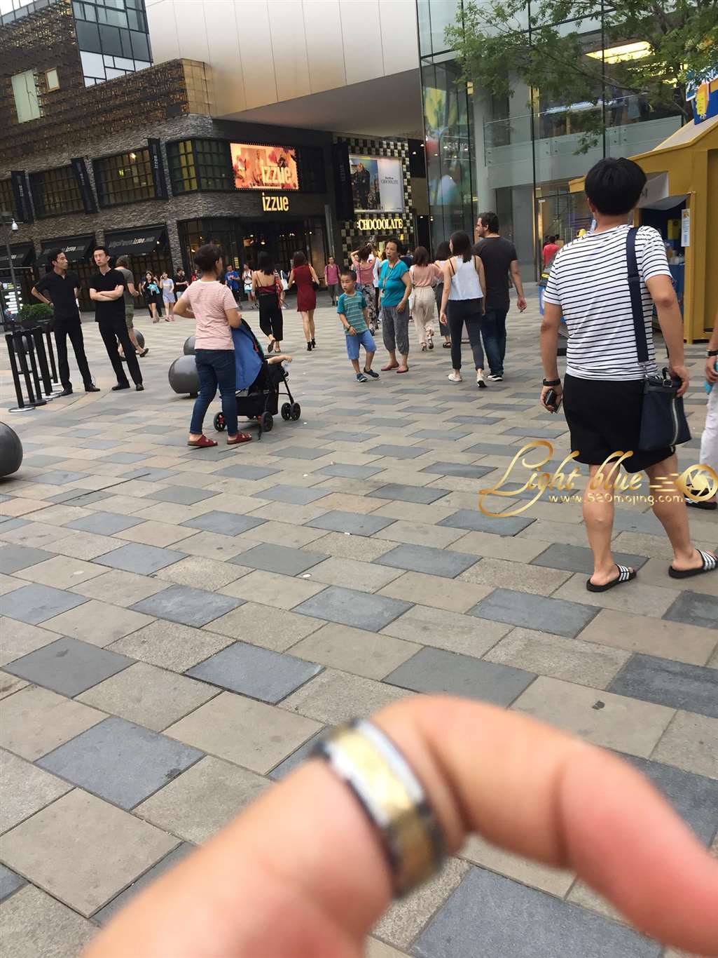 图片[2]-真空穿吊带？？有点像肚兜-街拍流行馆
