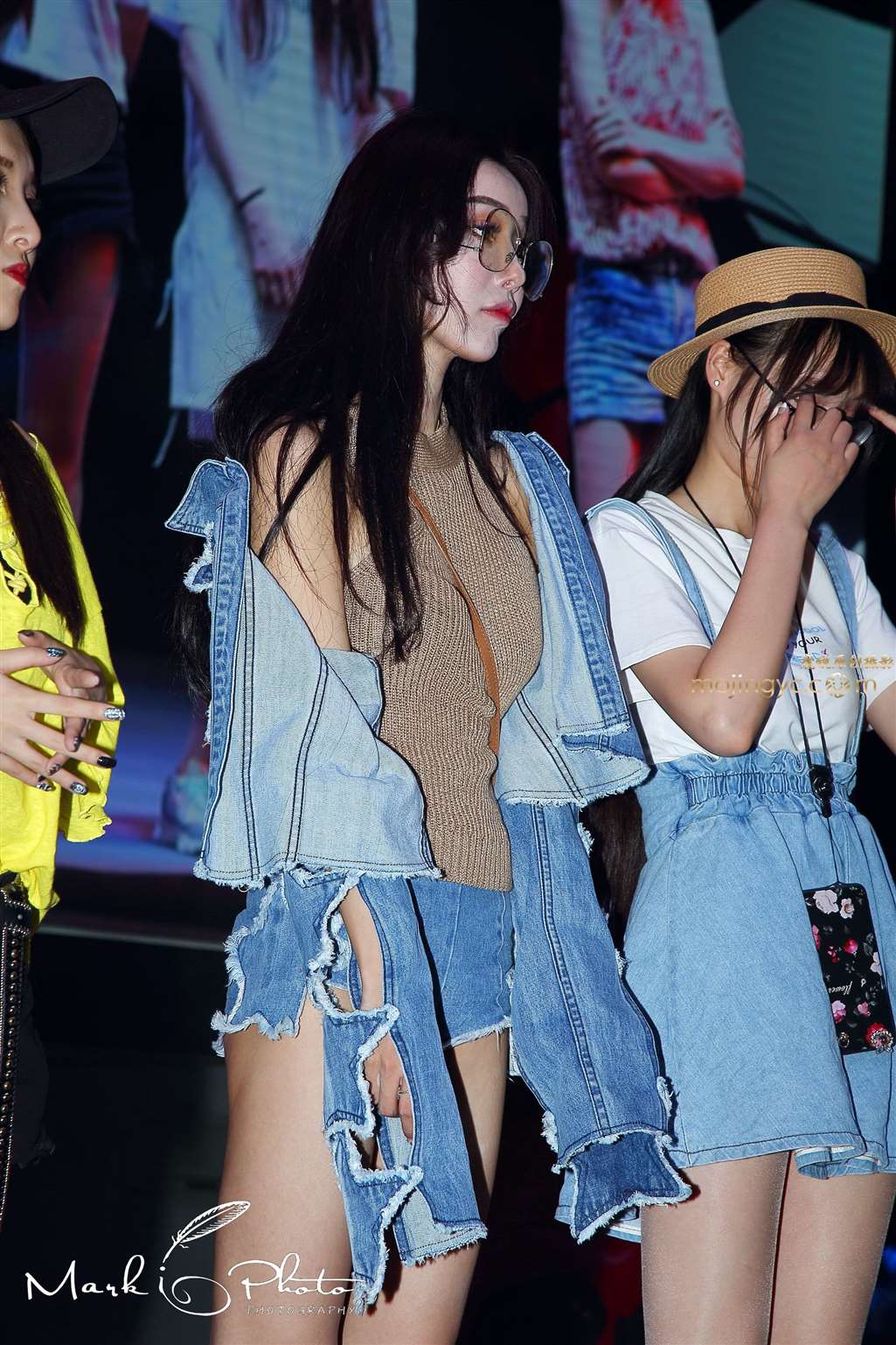 图片[3]-个性牛仔服美女-街拍流行馆