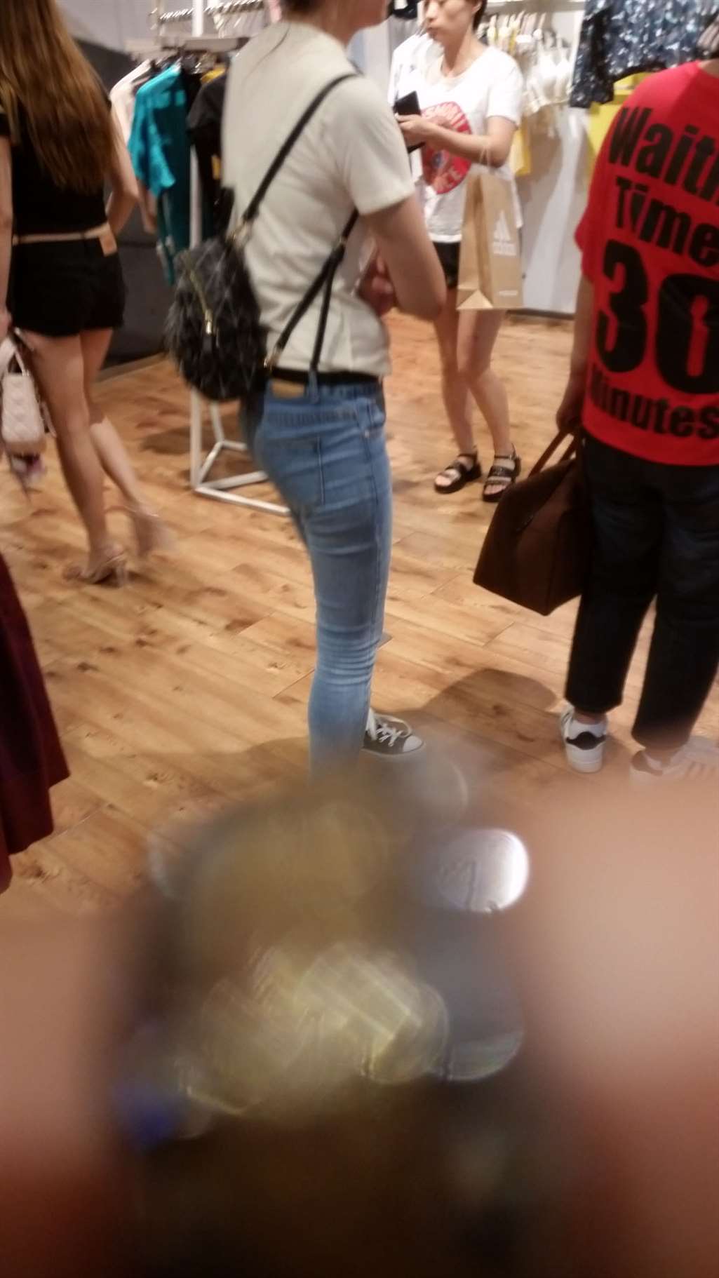 图片[2]-人美 腿美 胸还大-街拍流行馆