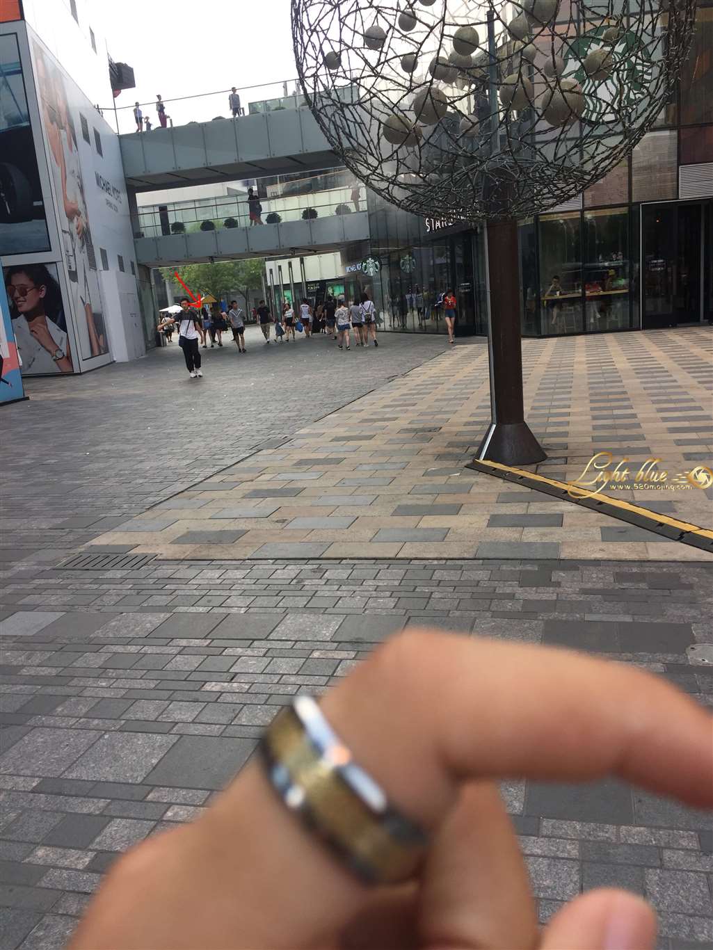 图片[2]-牛仔紧身热裤抹胸白衫-街拍流行馆