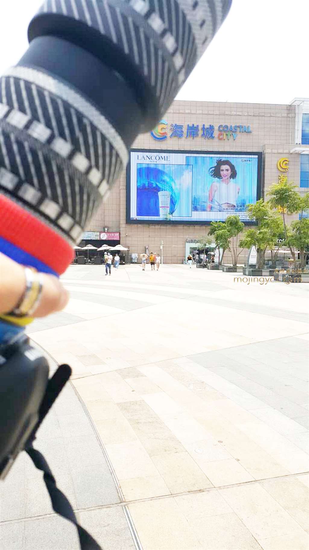 图片[2]-背心 紧身白裤 大臀洋妞-街拍流行馆