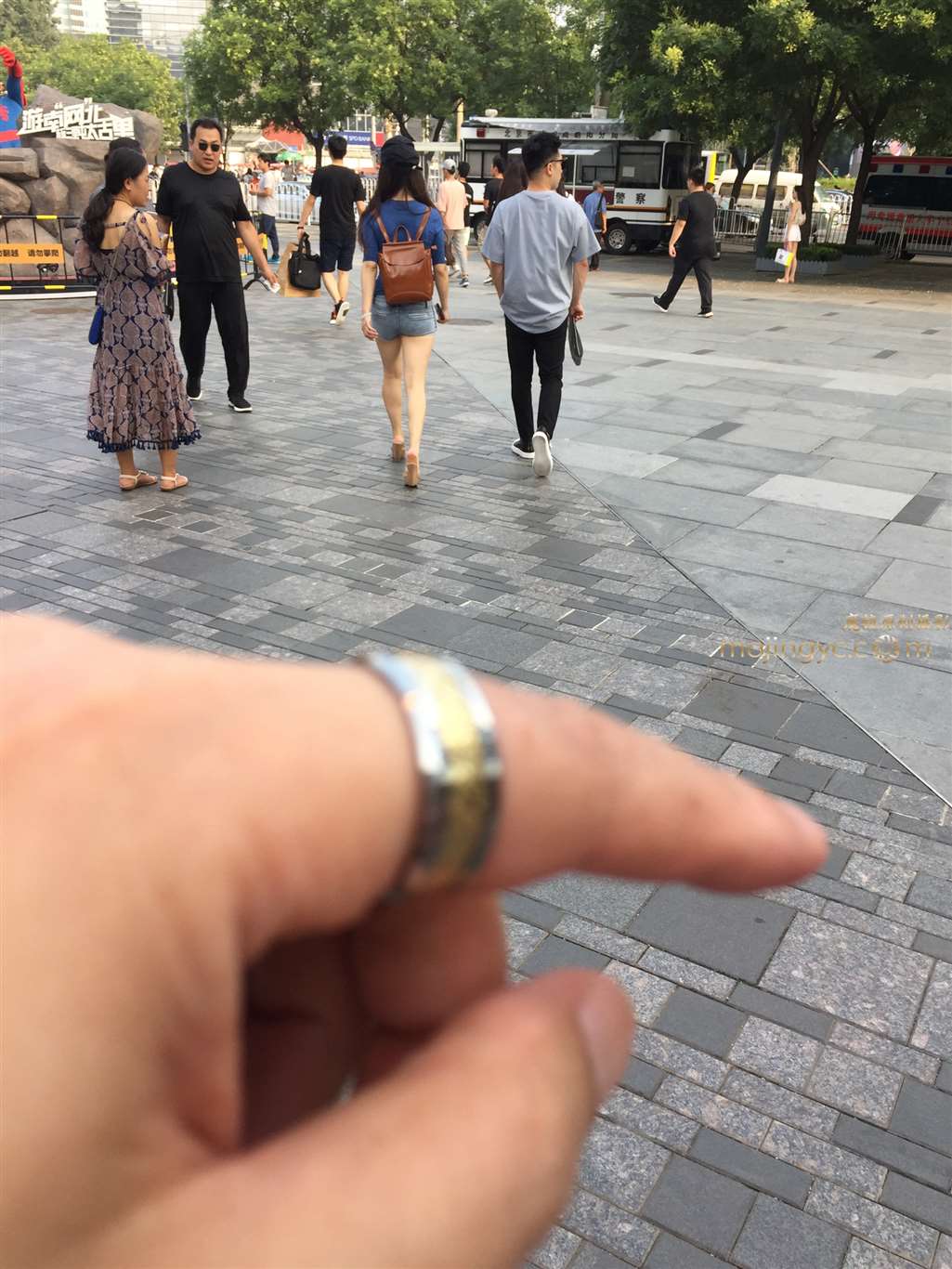 图片[2]-【验证街拍大赛NO.5】神摄手赛05 妹子的热裤好紧致-街拍流行馆