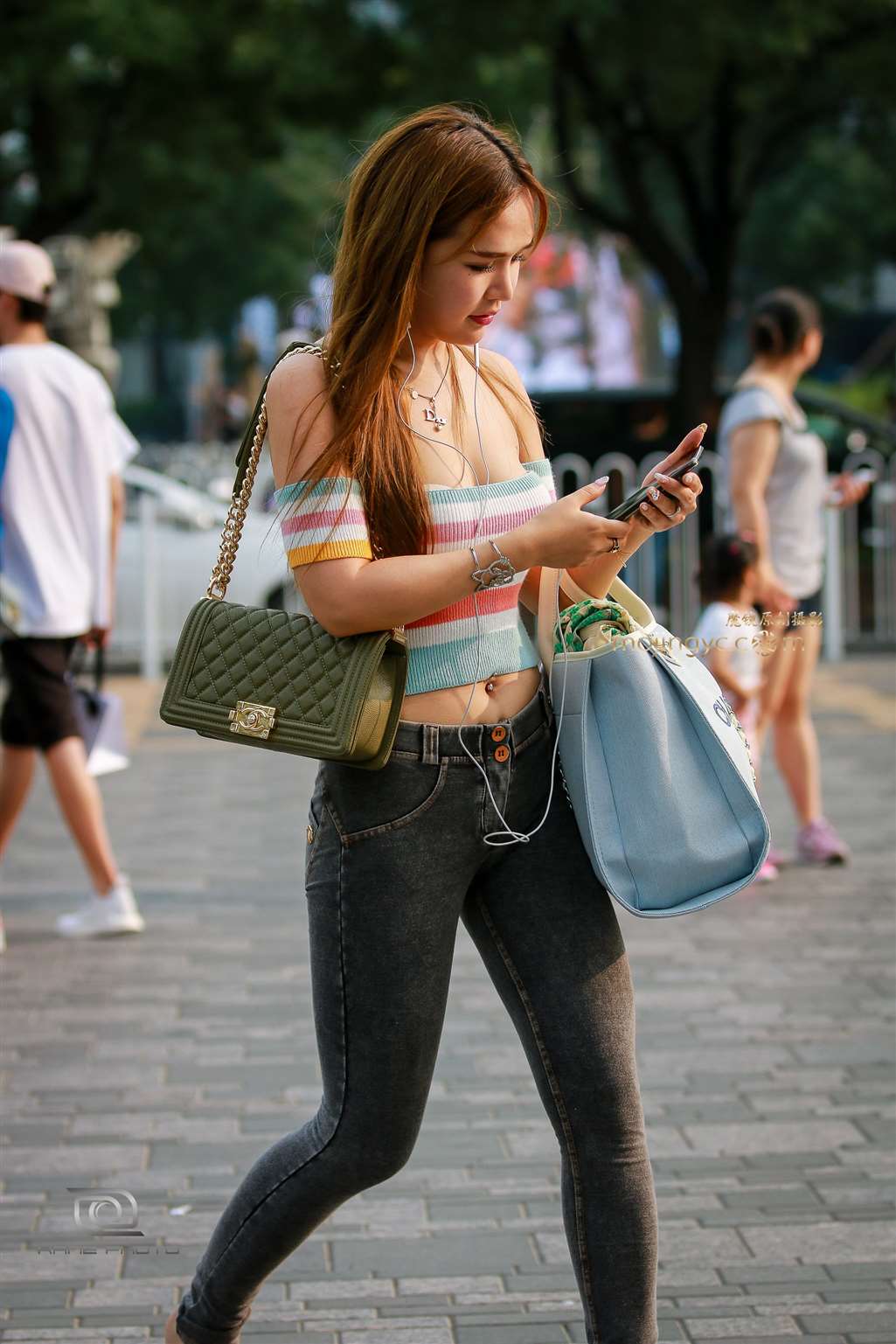 图片[2]-性感抹胸紧身-街拍流行馆