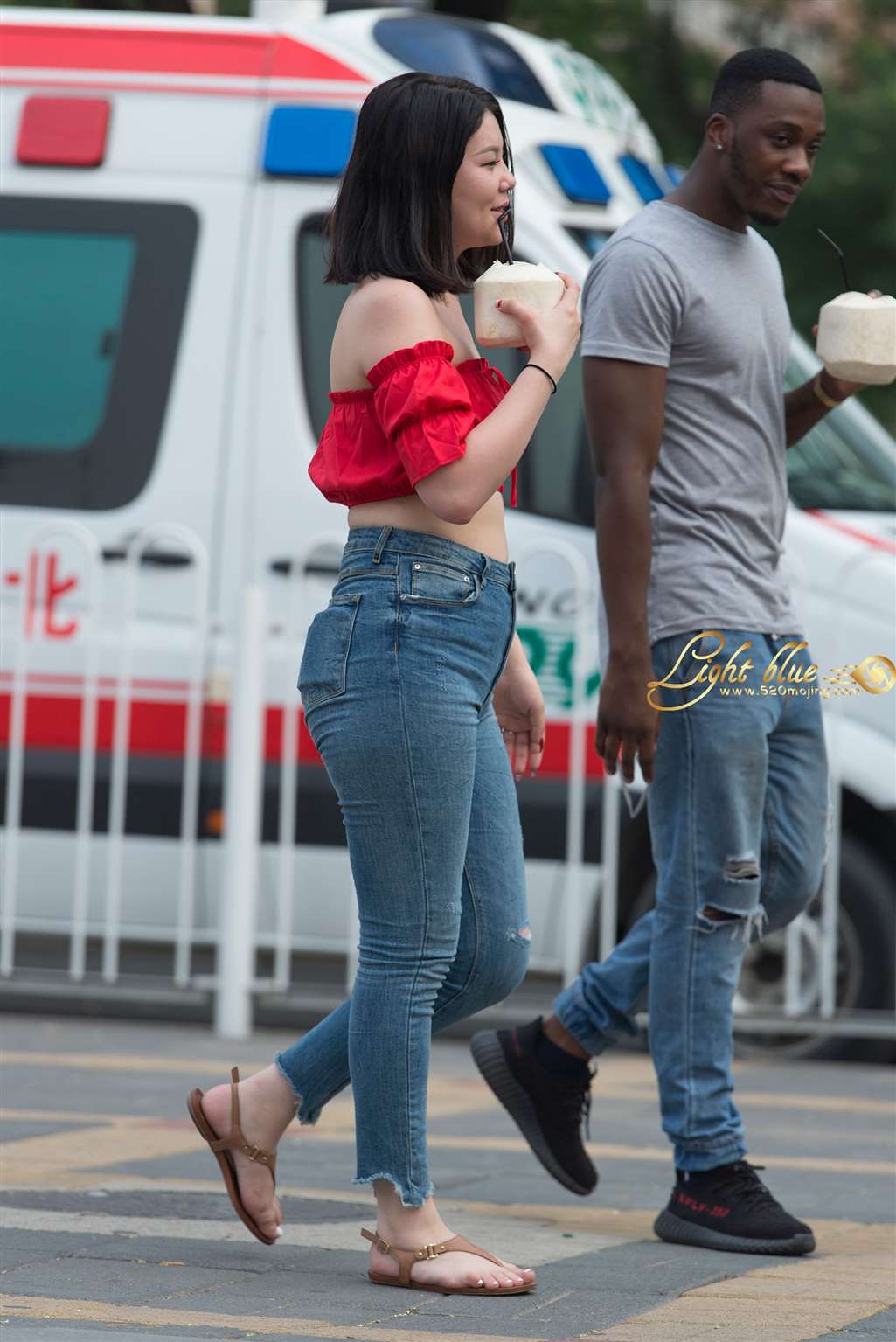 图片[1]-红色抹胸漏脐牛仔肥臀美女-街拍流行馆