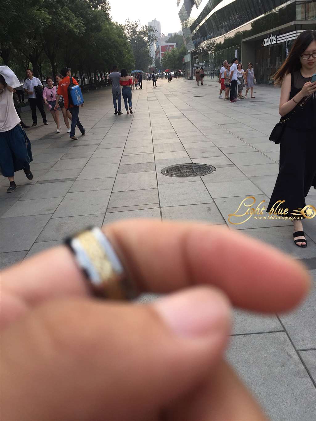 图片[2]-红色抹胸漏脐牛仔肥臀美女-街拍流行馆