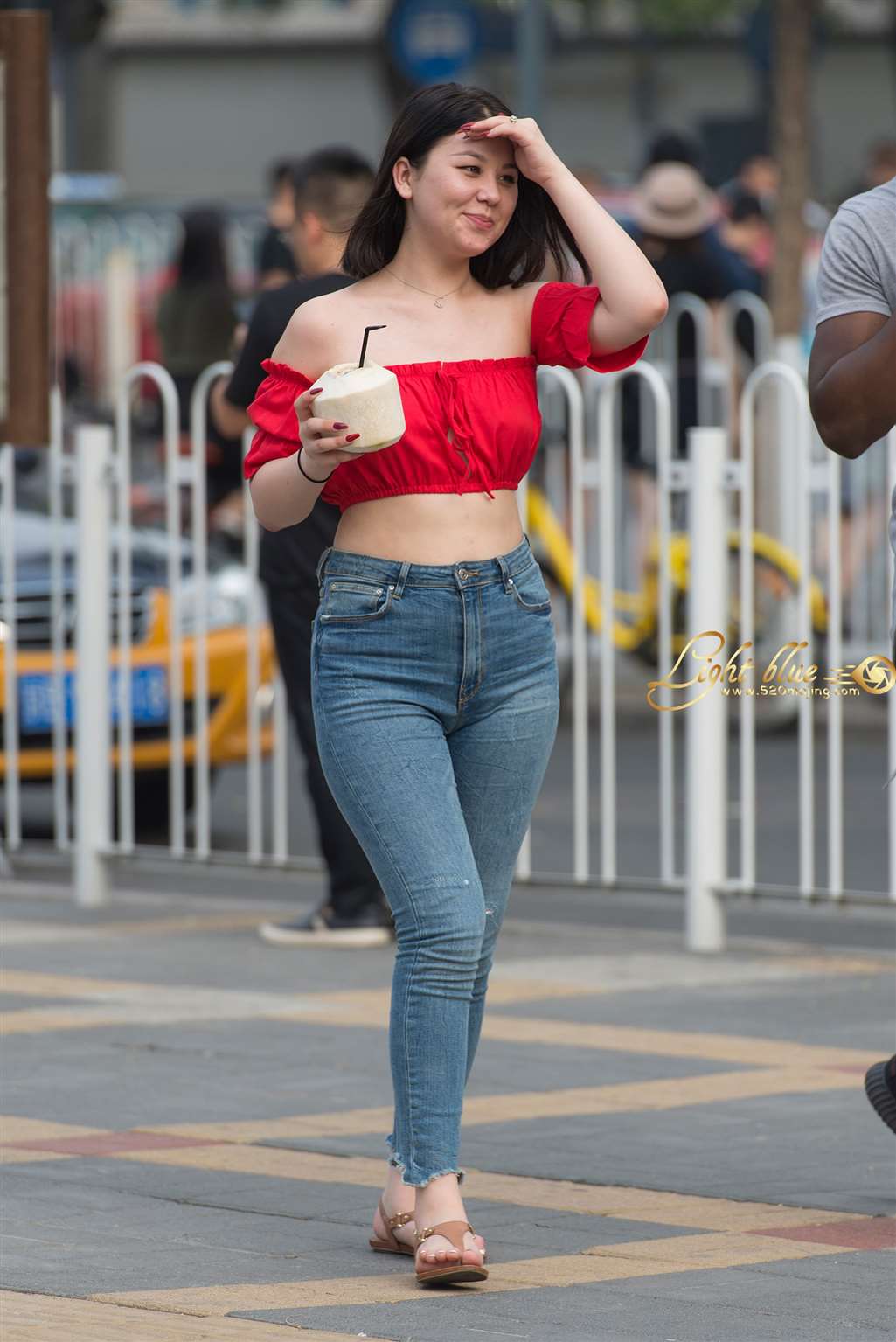 图片[3]-红色抹胸漏脐牛仔肥臀美女-街拍流行馆
