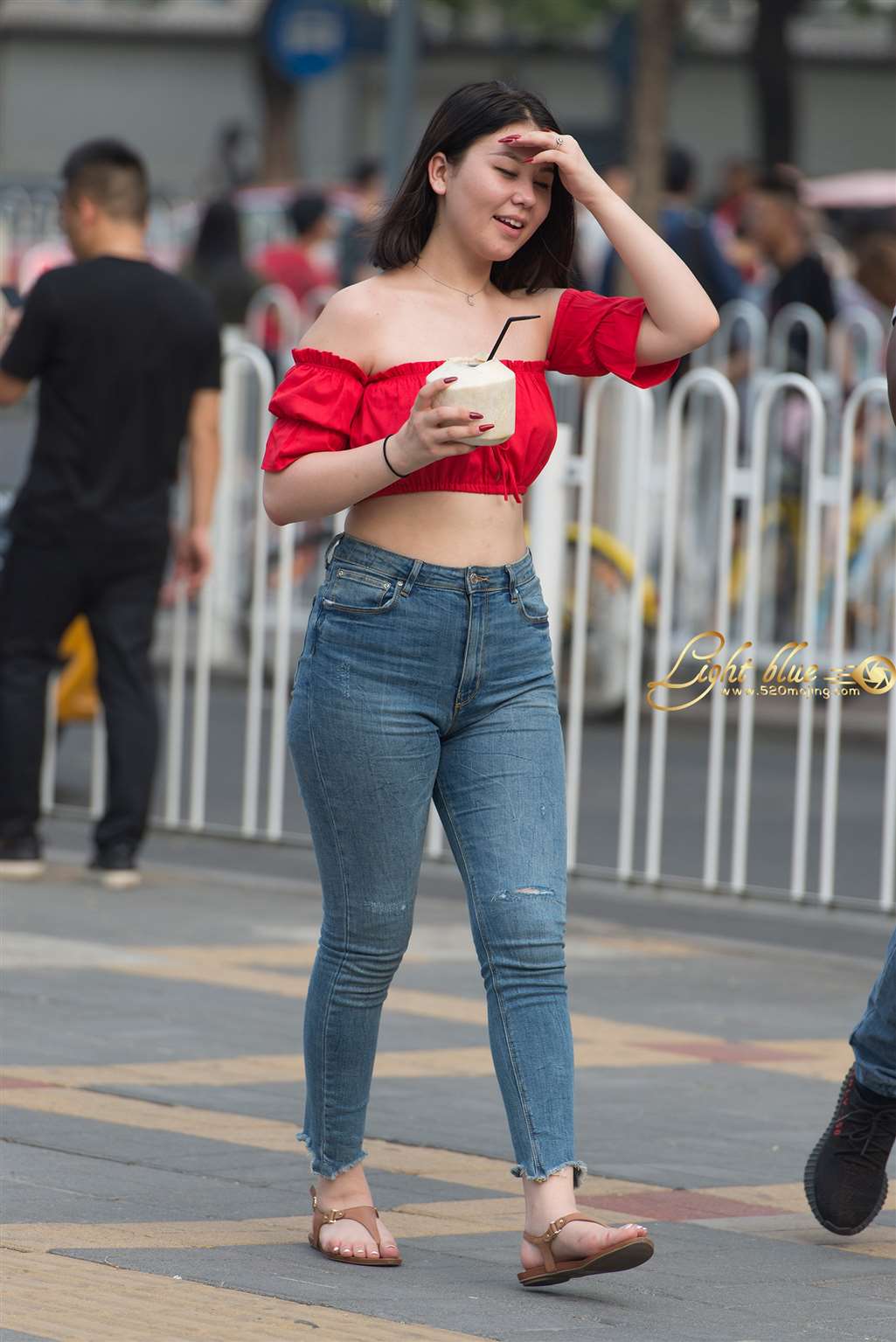 图片[5]-红色抹胸漏脐牛仔肥臀美女-街拍流行馆