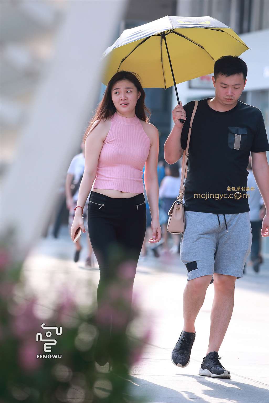 图片[1]-紧身裤，漏脐装，高跟-街拍流行馆