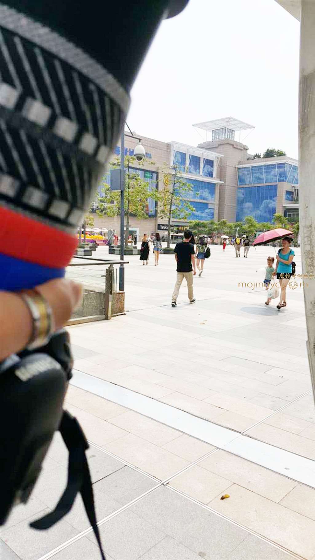 图片[2]-白嫩的大白腿 显露 热裤小月牙MM-街拍流行馆
