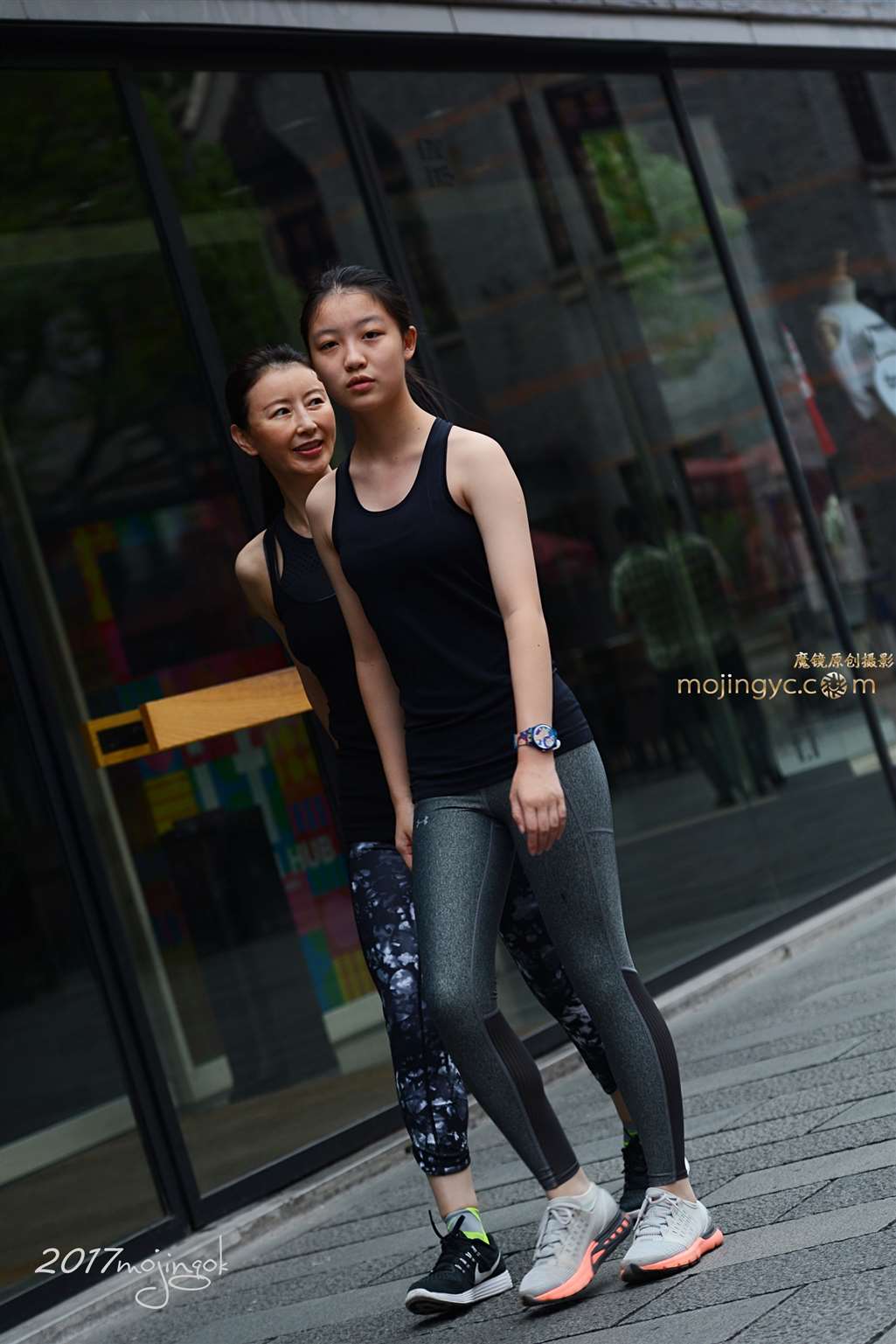 图片[1]-咔喳赛帖 —-健身母女，女儿阳光-街拍流行馆